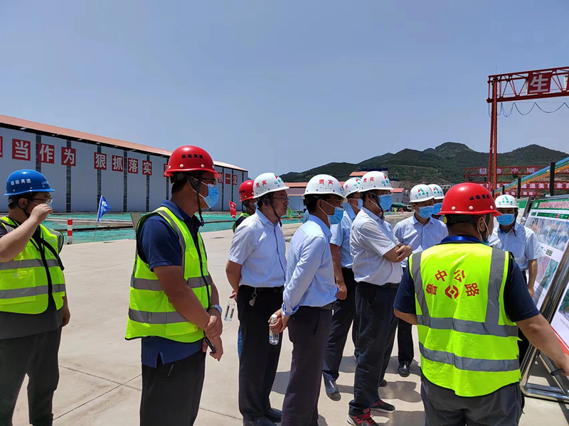 山東省交通重點(diǎn)建設(shè)項(xiàng)目推進(jìn)辦蒞臨臨臨高速六標(biāo)進(jìn)行調(diào)研指導(dǎo)工作