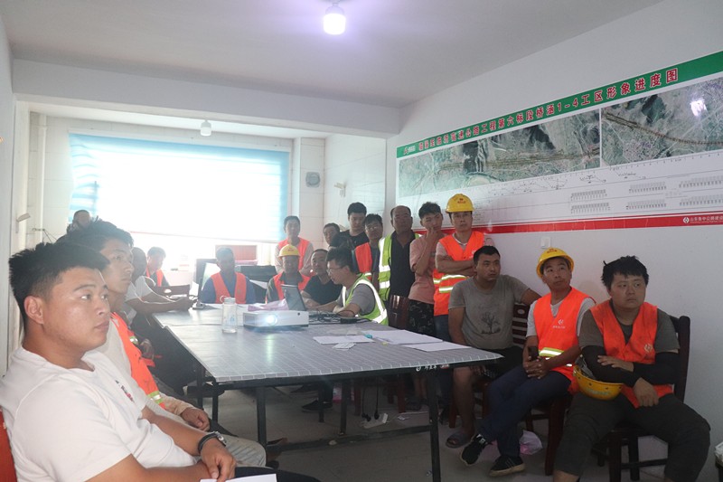 臨臨高速六標(biāo)項(xiàng)目部對(duì)新進(jìn)場(chǎng)人員開(kāi)展安全教育培訓(xùn)