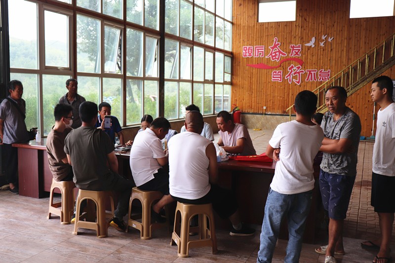 臨臨高速六標(biāo)邀請(qǐng)威海市商業(yè)銀行工作人員為 新進(jìn)場(chǎng)農(nóng)民工工友辦理工資卡