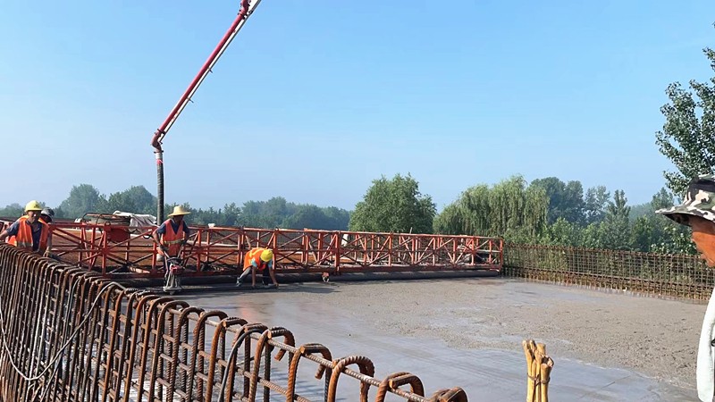 郯城G205項(xiàng)目白馬河大橋橋面鋪裝首件順利完成