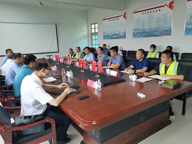 臨沂市公路事業(yè)發(fā)展中心、郯城縣政府、 縣公路事業(yè)發(fā)展中心到郯城G205項(xiàng)目進(jìn)行視察工作