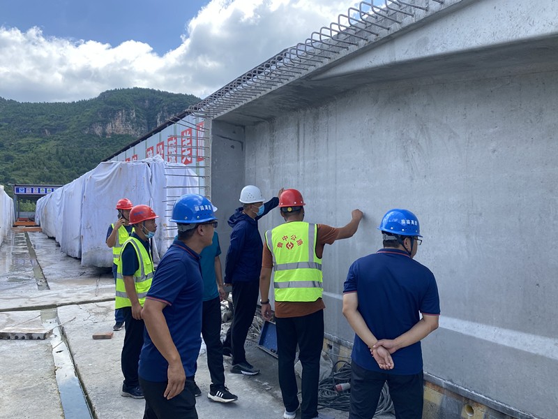 臨臨高速項目辦、總監(jiān)辦領導蒞臨 臨臨高速六標現場督促施工 加快工程進度