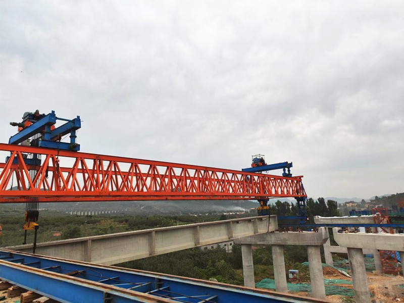 臨臨高速六標(biāo)第一片40米T梁吊裝圓滿完成