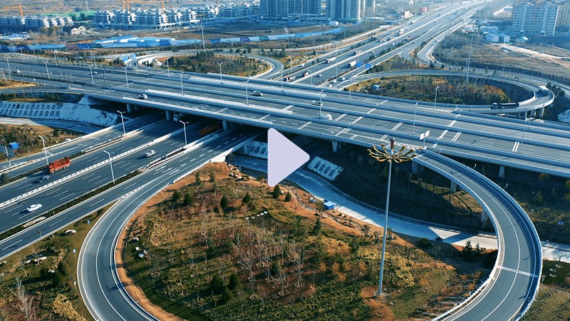 航拍魯泰大道與魯山大道立交橋，仿生學設計如對稱的四葉草