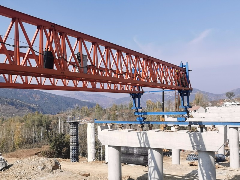 臨臨高速六標(biāo)石溝大橋完成首梁架設(shè)