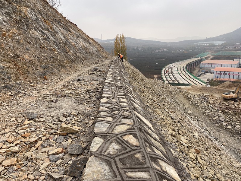 坡頂漿砌片石勾縫，清理_副本