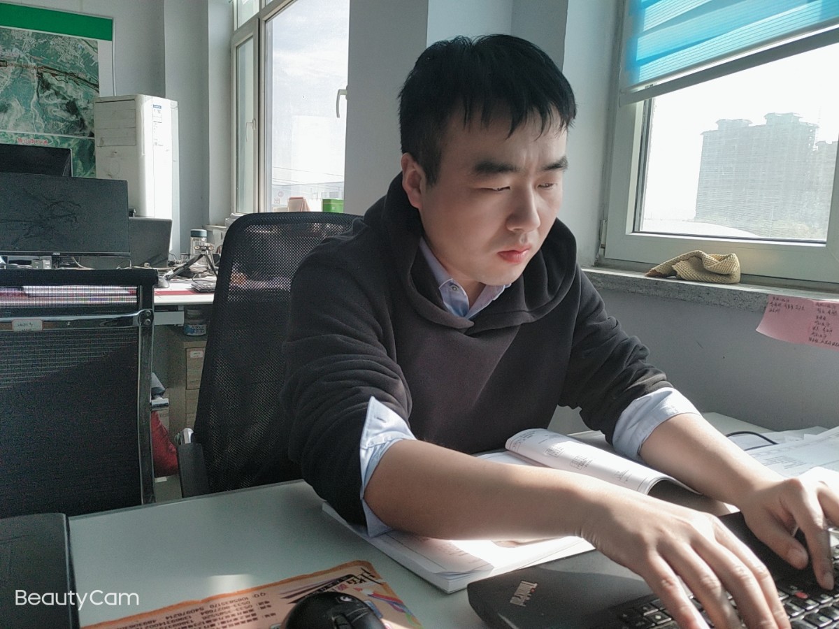 尋找最美公路人：兢兢業(yè)業(yè)、忘我工作的李碰