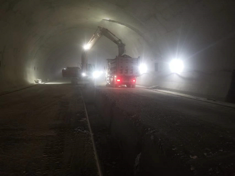 虎山隧道右洞中心排水溝開挖_副本