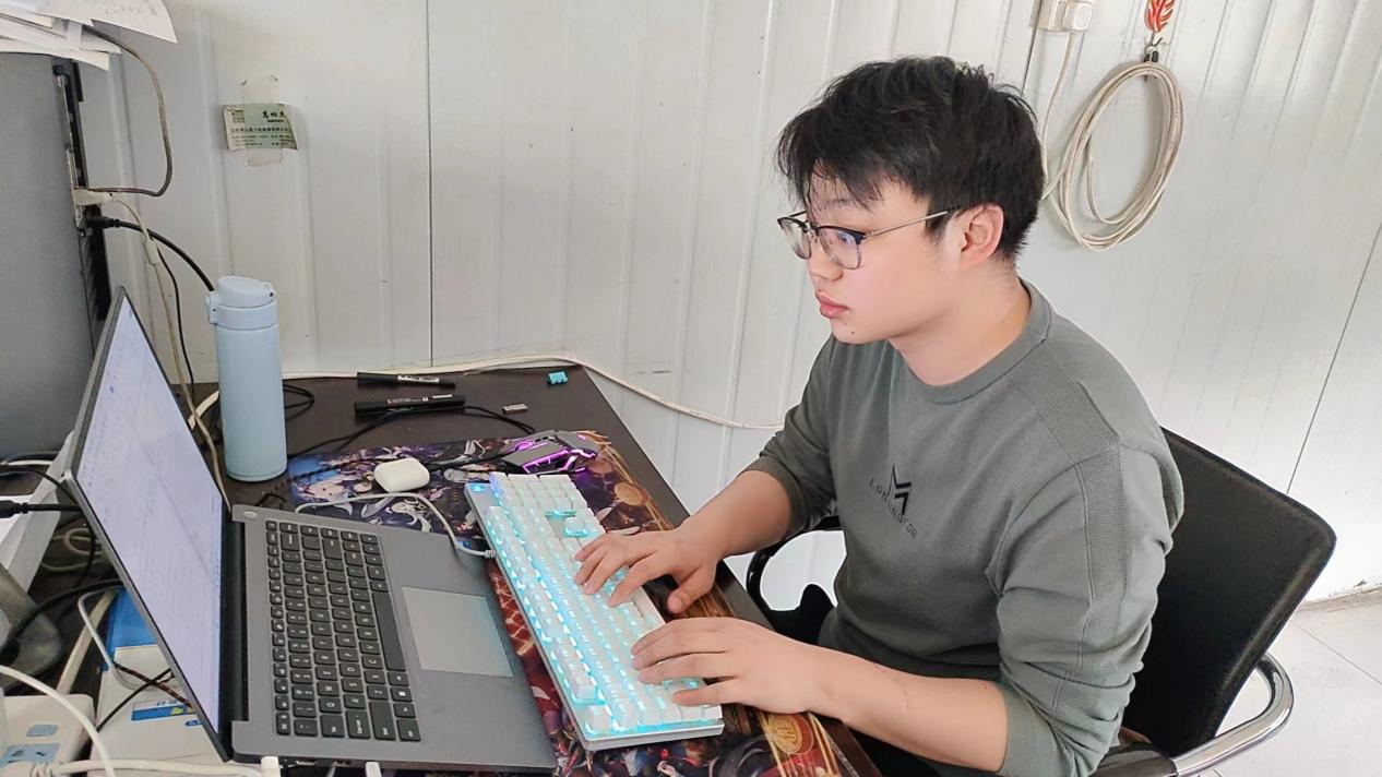 以熱愛創(chuàng)造世界，以青春不負(fù)年華