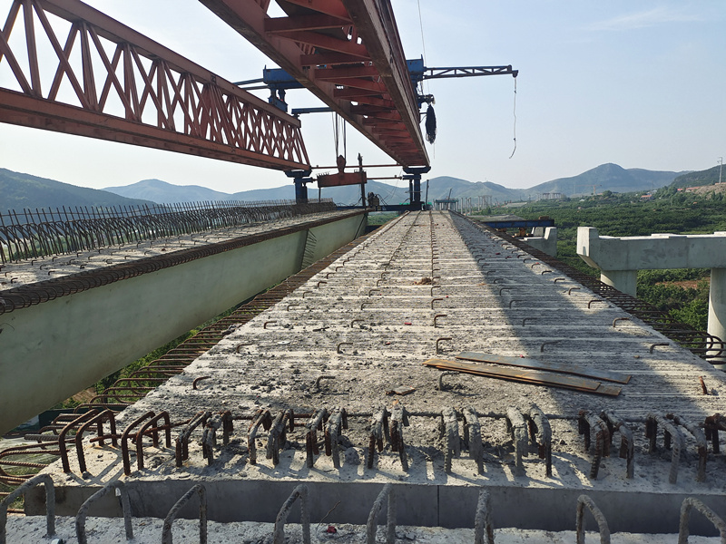 臨臨六標(biāo)瓦日鐵路橋首片梁架設(shè)