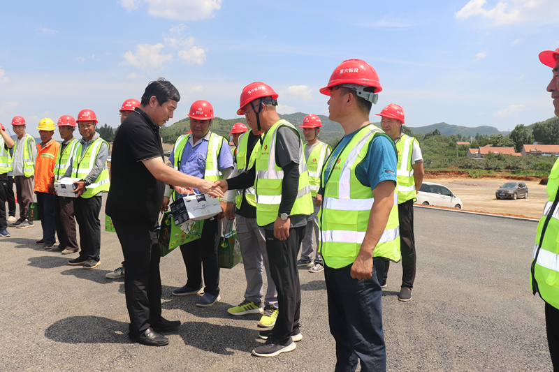 濃情端午，夏送清涼——沂源縣交通運輸局長田立勇一行蒞臨臨臨高速六標慰問工程一線施工人員