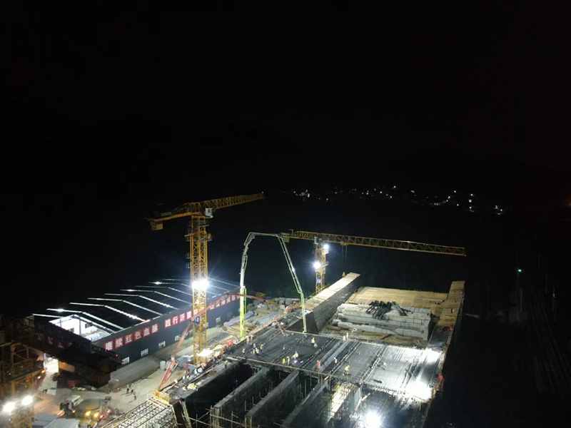 澆筑過(guò)程航拍圖_副本