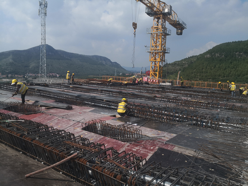 臨臨高速六標(biāo)跨瓦日鐵路轉(zhuǎn)體橋2#墩大里程2號塊砼澆筑完成！