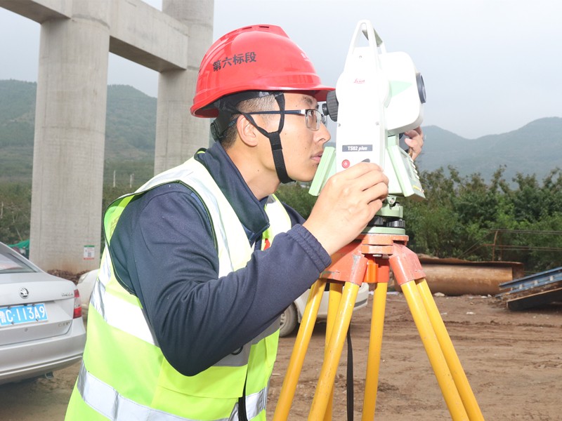 2、測量員孫垂斌正在瓦日鐵路公鐵立交處用全站儀進行坐標(biāo)放樣_副本