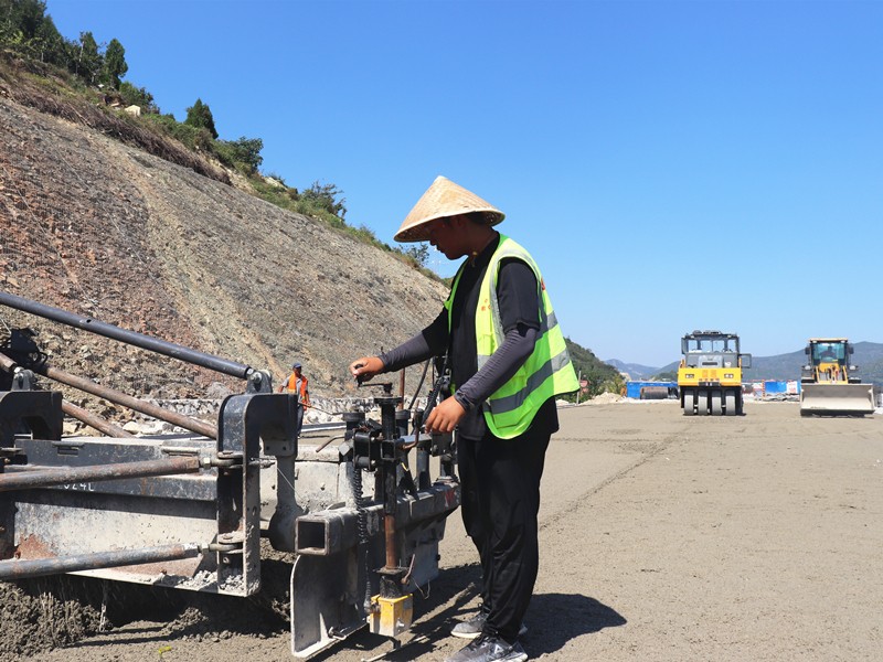 2、基層施工員鄭曰發(fā)根據(jù)現(xiàn)場實際微調(diào)攤鋪機控制攤鋪質(zhì)量_副本