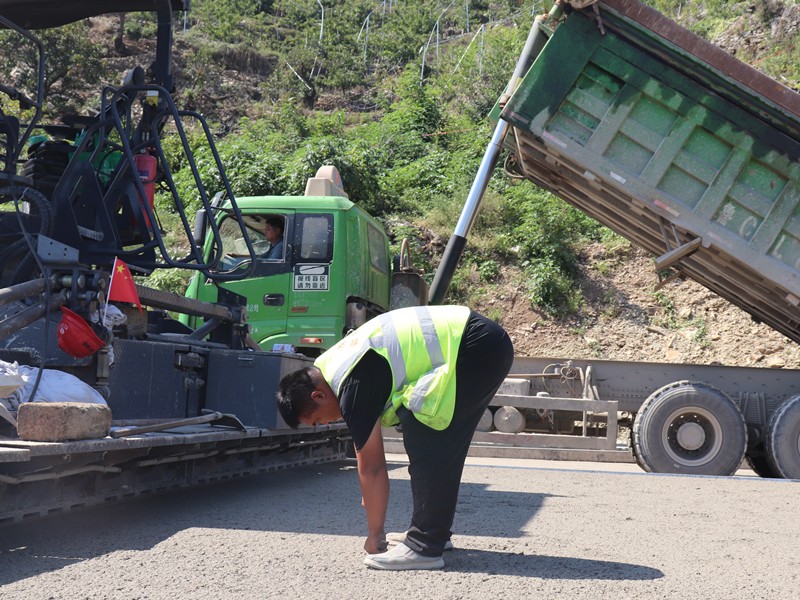 3、基層施工員于景民隨時測量水泥穩(wěn)定碎石層松鋪厚度_副本