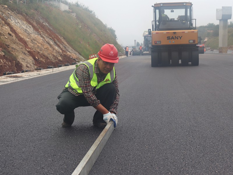 6、油層施工員焦延峰隨時檢查、處理壓實平整度_副本