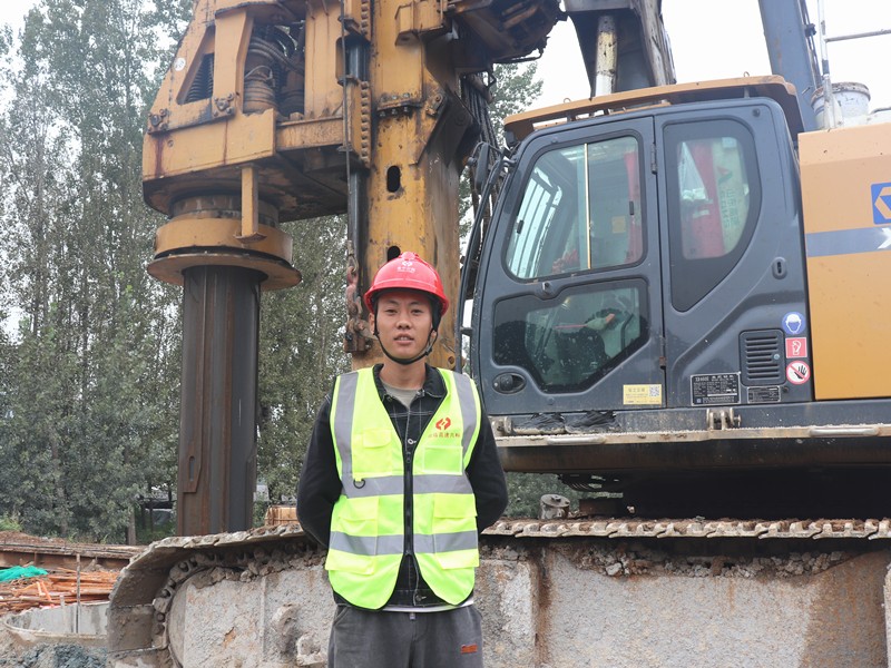 2、施工員郭健超堅守在Y021分離立交橋施工處_副本