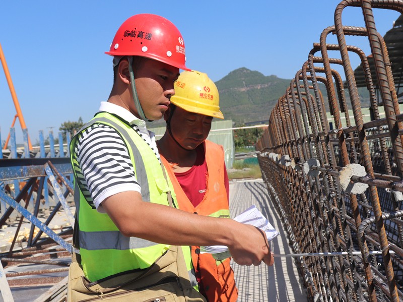 3、技術(shù)員孫鳳斌在中莊梁場與工人做技術(shù)檢查、交底_副本