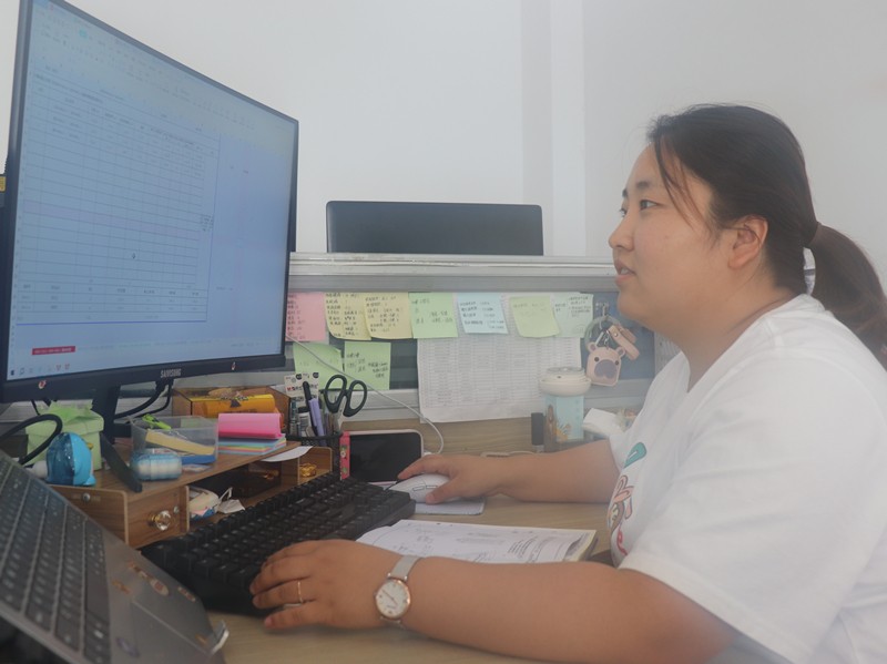 3、計合部襲坤正在做路床處理計算書為19期計量做準備_副本