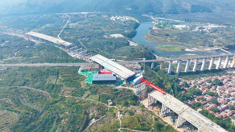 國內(nèi)最重?zé)o合龍段整幅轉(zhuǎn)體橋順利轉(zhuǎn)體