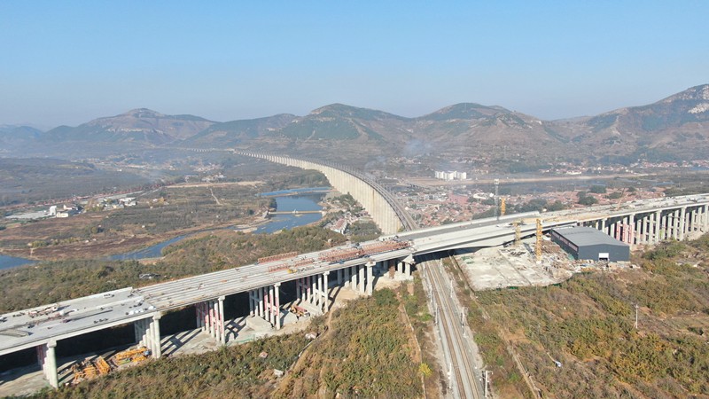 臨臨高速六標(biāo)瓦日鐵路公鐵立交 特大橋梁板全部架設(shè)完成