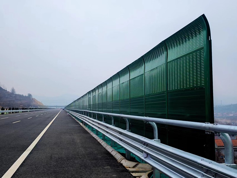 臨臨高速六標(biāo)交安、綠化和附屬防護(hù)工程施工掀起大干熱潮