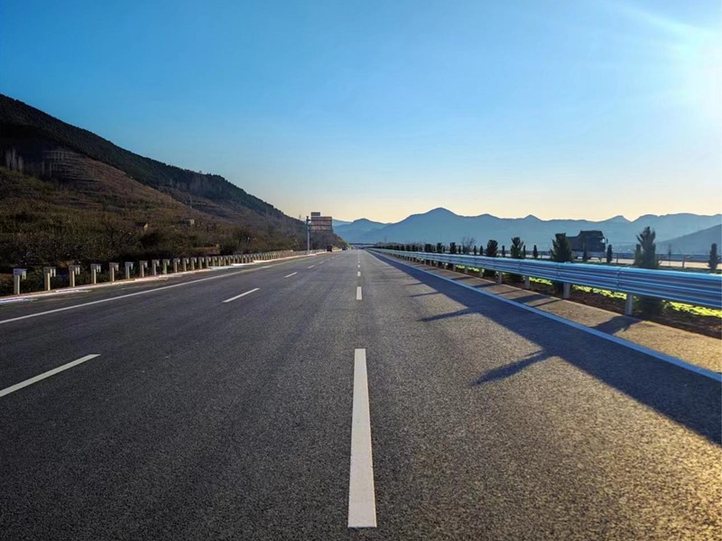 標(biāo)線施工完_副本