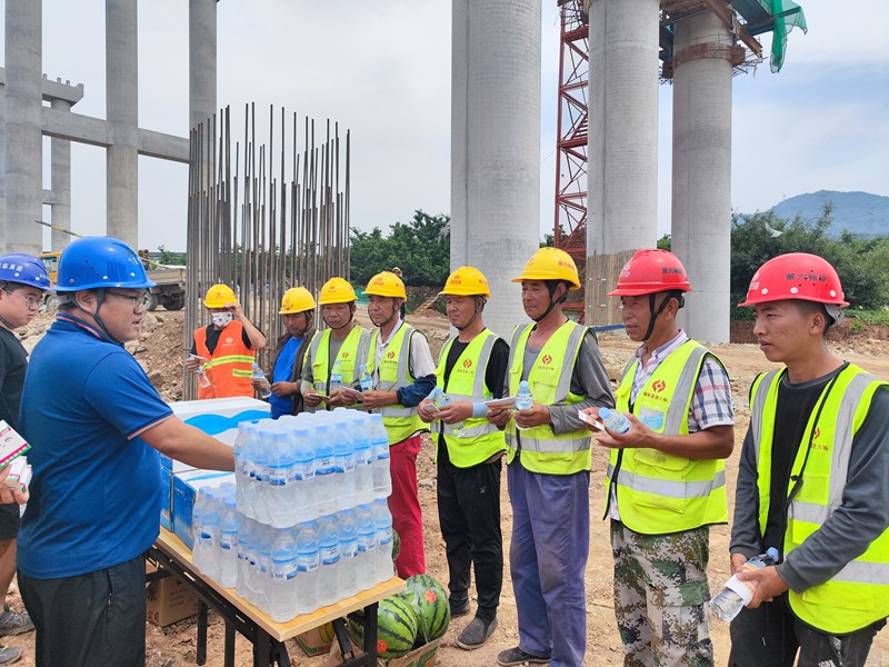 6-4、6月16日臨臨高速六標(biāo)開(kāi)展“安全生產(chǎn)月”宣傳咨詢?nèi)蒸邞?zhàn)酷暑送清涼活動(dòng)_副本