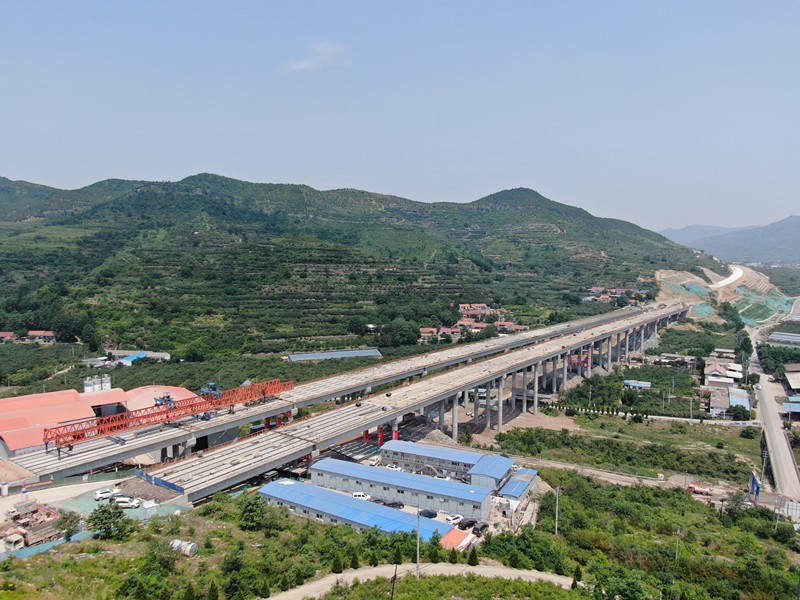 6-1、6月5日臨臨高速六標(biāo)韓莊大橋預(yù)制T梁順利架設(shè)完畢_副本