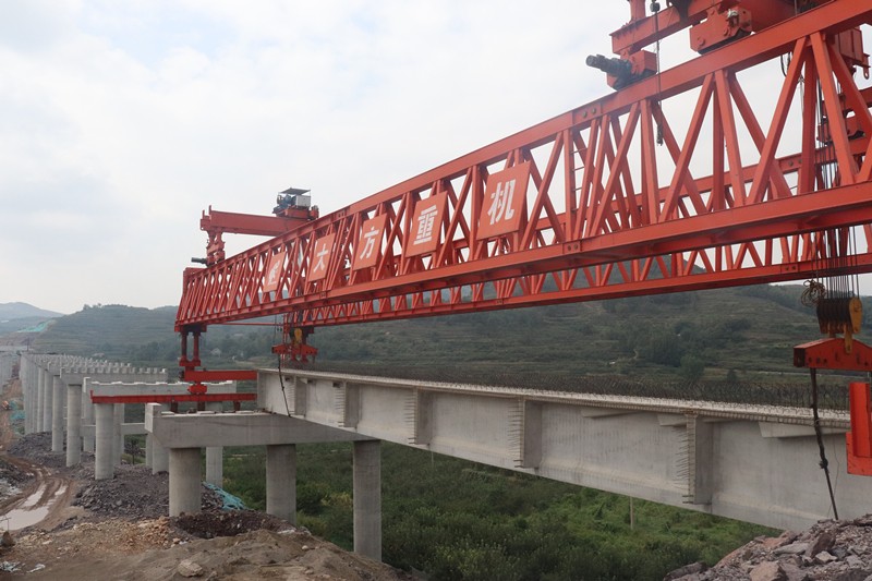 9-3、9月13日臨臨高速六標(biāo)馬莊河大橋首片梁板順利架設(shè)_副本