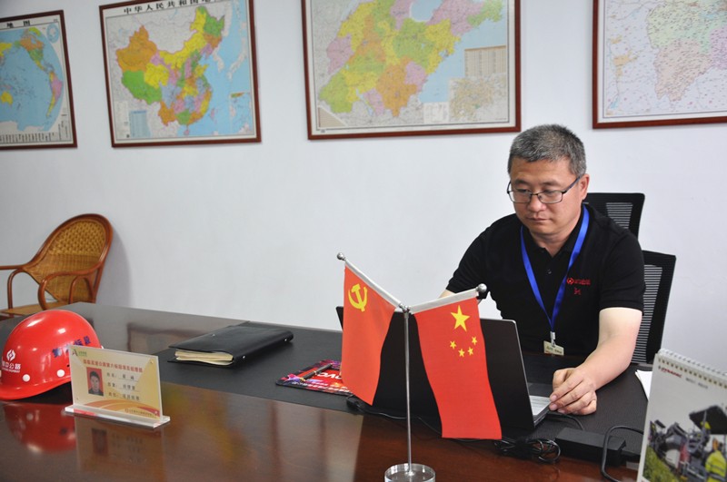 臨臨高速項目經(jīng)理翟峰被業(yè)主授予“優(yōu)秀項目經(jīng)理獎”