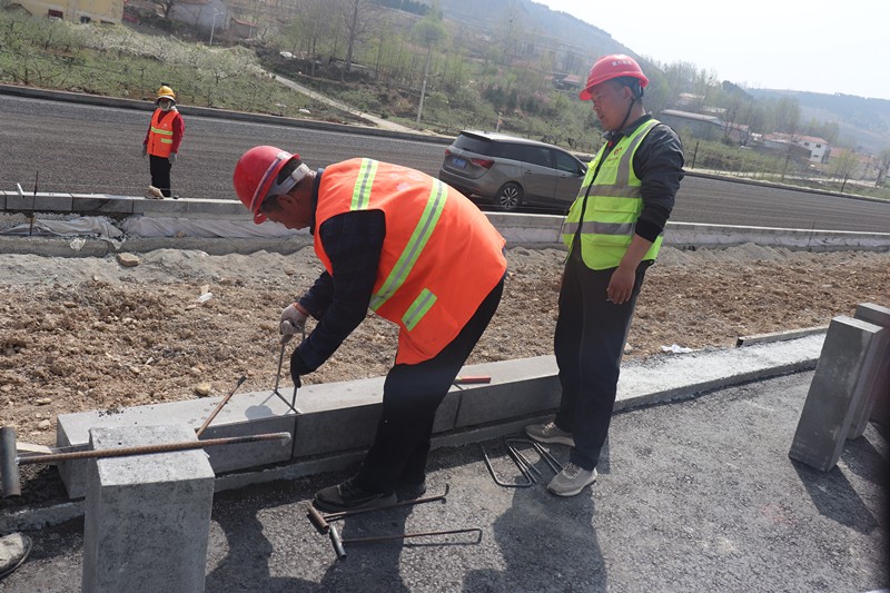 施工員代衛(wèi)指導工人使用工具控制路緣石縫寬_副本