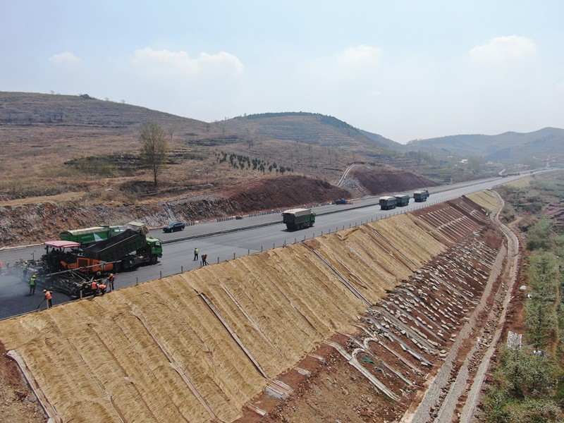 油層施工中各崗位司其職的忙碌中_副本