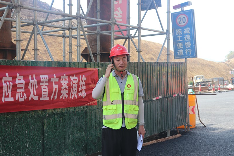 領(lǐng)導(dǎo)接到電話(huà)后啟動(dòng)應(yīng)急預(yù)案_副本