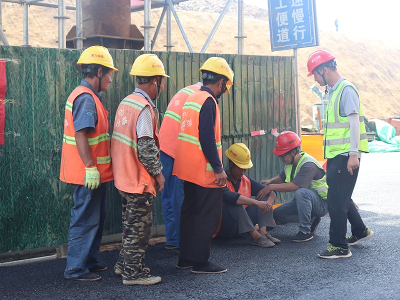 救援 人員趕赴現(xiàn)場(chǎng)進(jìn)行救援_副本