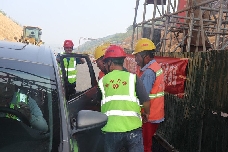 把傷員送到車(chē)上轉(zhuǎn)戰(zhàn)救援_副本