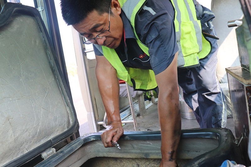 陽光下的你——臨臨高速項目一線工作者掠影