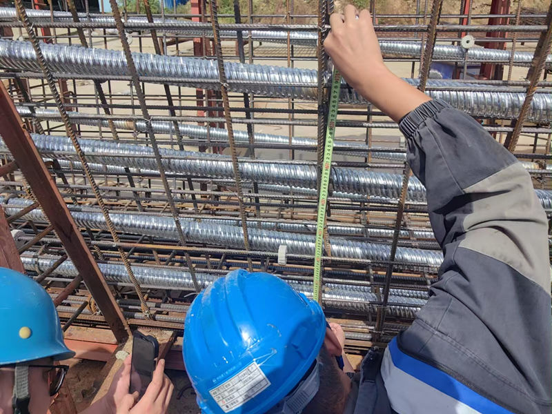現(xiàn)場技術(shù)人員驗(yàn)收鋼筋籠546w5Z_副本