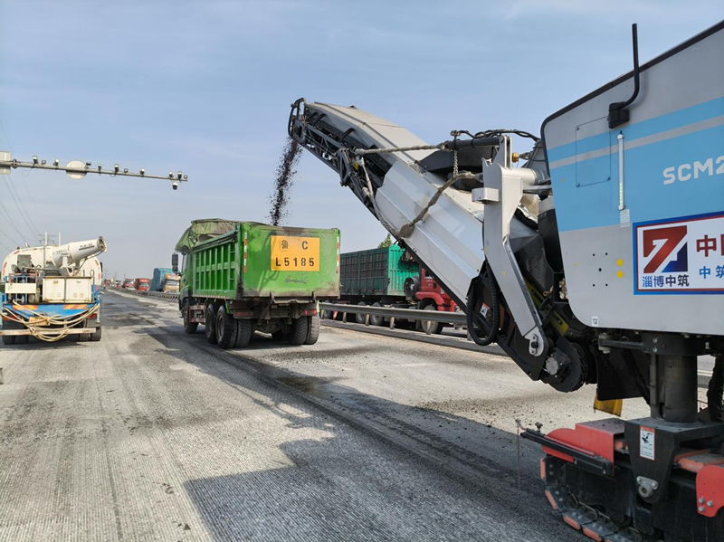 戰(zhàn)高溫保進度，S102 項目建設者用汗水跑出加速度