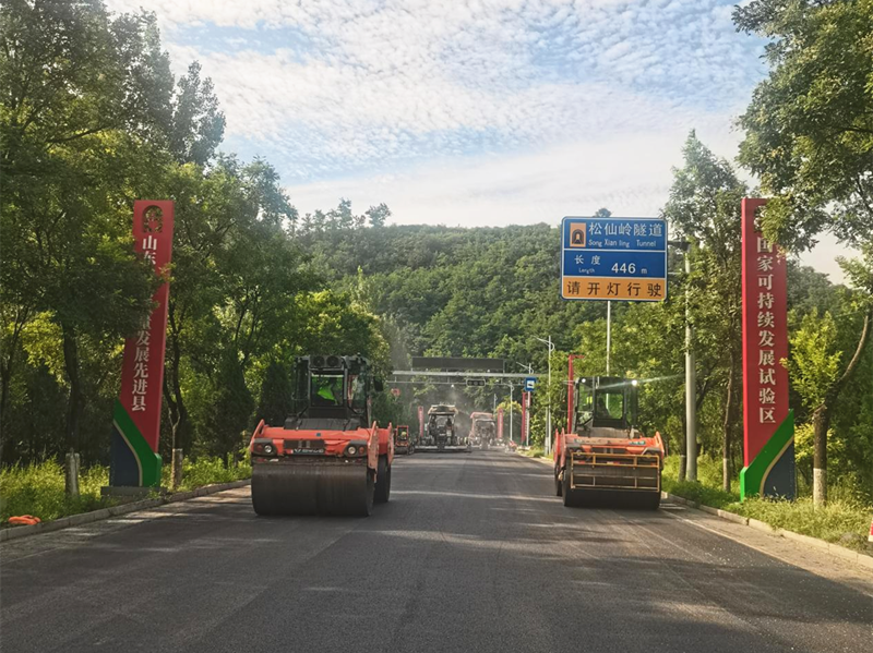 S231張臺線松仙嶺隧道全幅上面層攤鋪