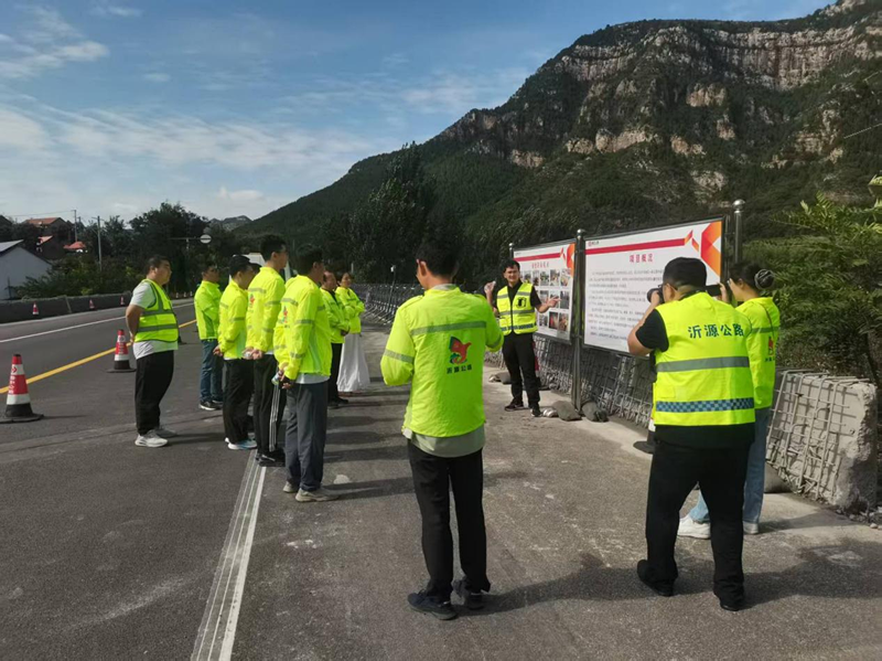 沂源公路事業(yè)服務(wù)中心蒞臨S231張臺線參觀指導(dǎo)附屬施工