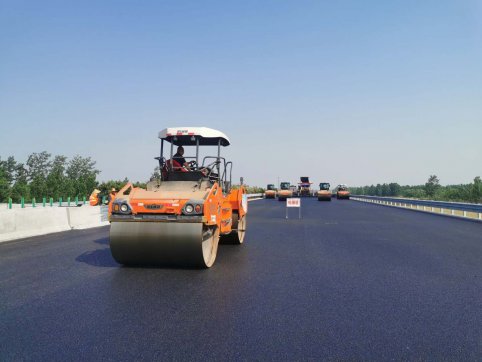 第二工程公司G2項目左幅上面層順利鋪筑完成