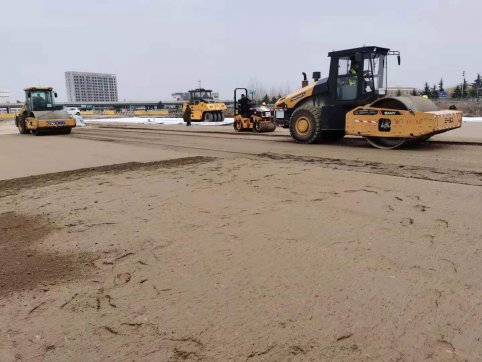 陽(yáng)光下的筑路人