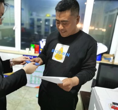 第二工程公司G2項目組織進(jìn)行農(nóng)民工集中開卡工作