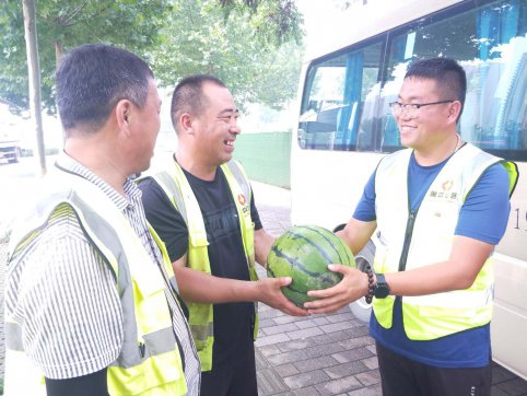 第三工程公司支部黨建炎炎夏日送清涼活動(dòng)