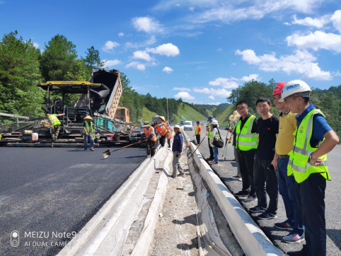 江西項(xiàng)目瀝青上面層試驗(yàn)路順利施工