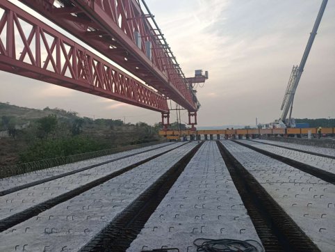 青蘭項目部主線橋梁板全部架設(shè)完成