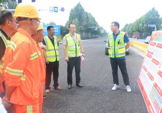 【抓作風(fēng) 創(chuàng)效益】G205項(xiàng)目部參加交通部門(mén)組織的安全生產(chǎn)月宣傳活動(dòng)