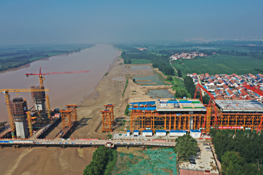 沾化至臨淄高速公路成功開展國內(nèi)首次帶橋面板全斷面頂推施工